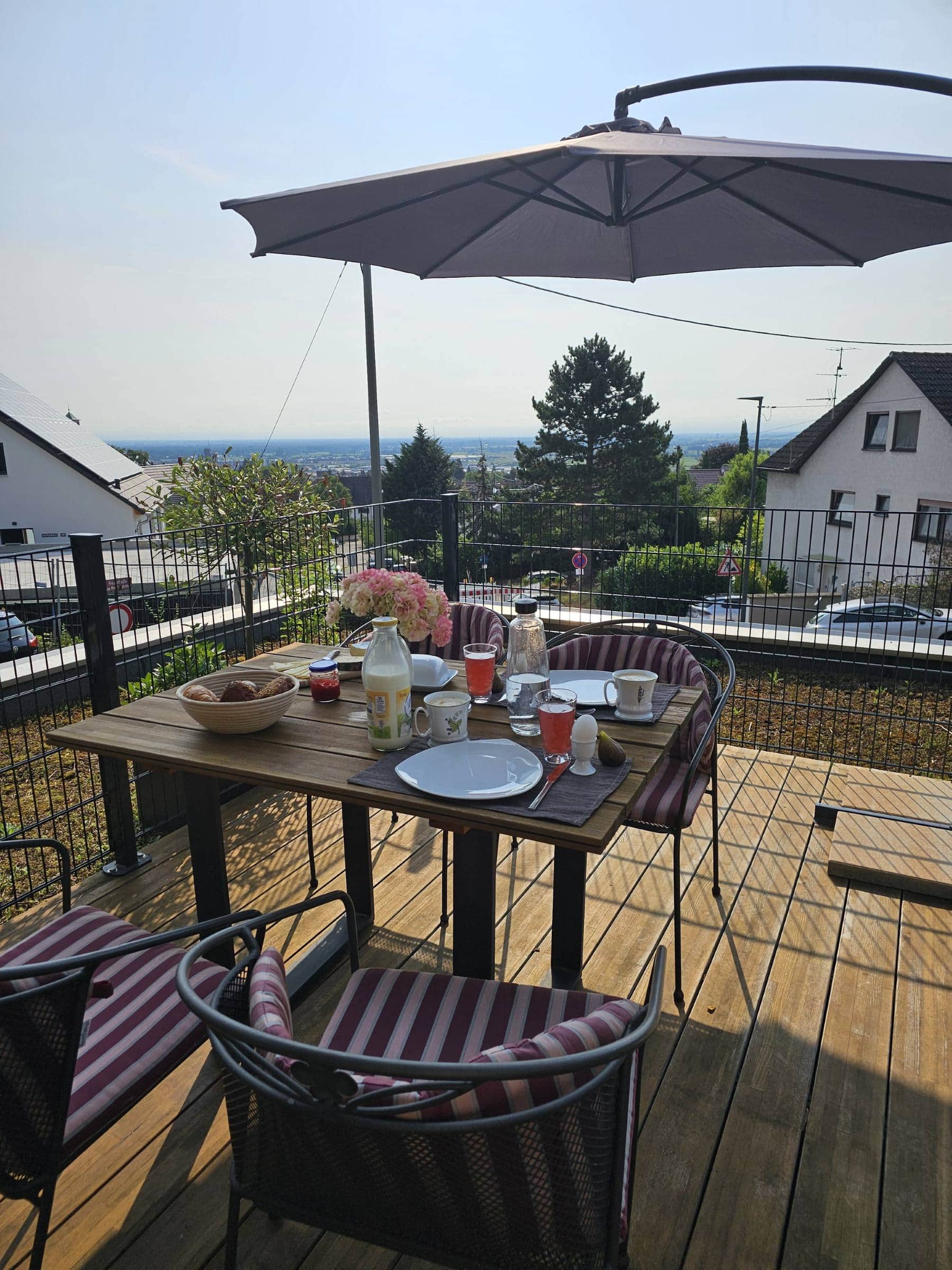 Terrasse der Ferienwohnung 7 Raben mit Blick über Neustadt bei Sonnenuntergang