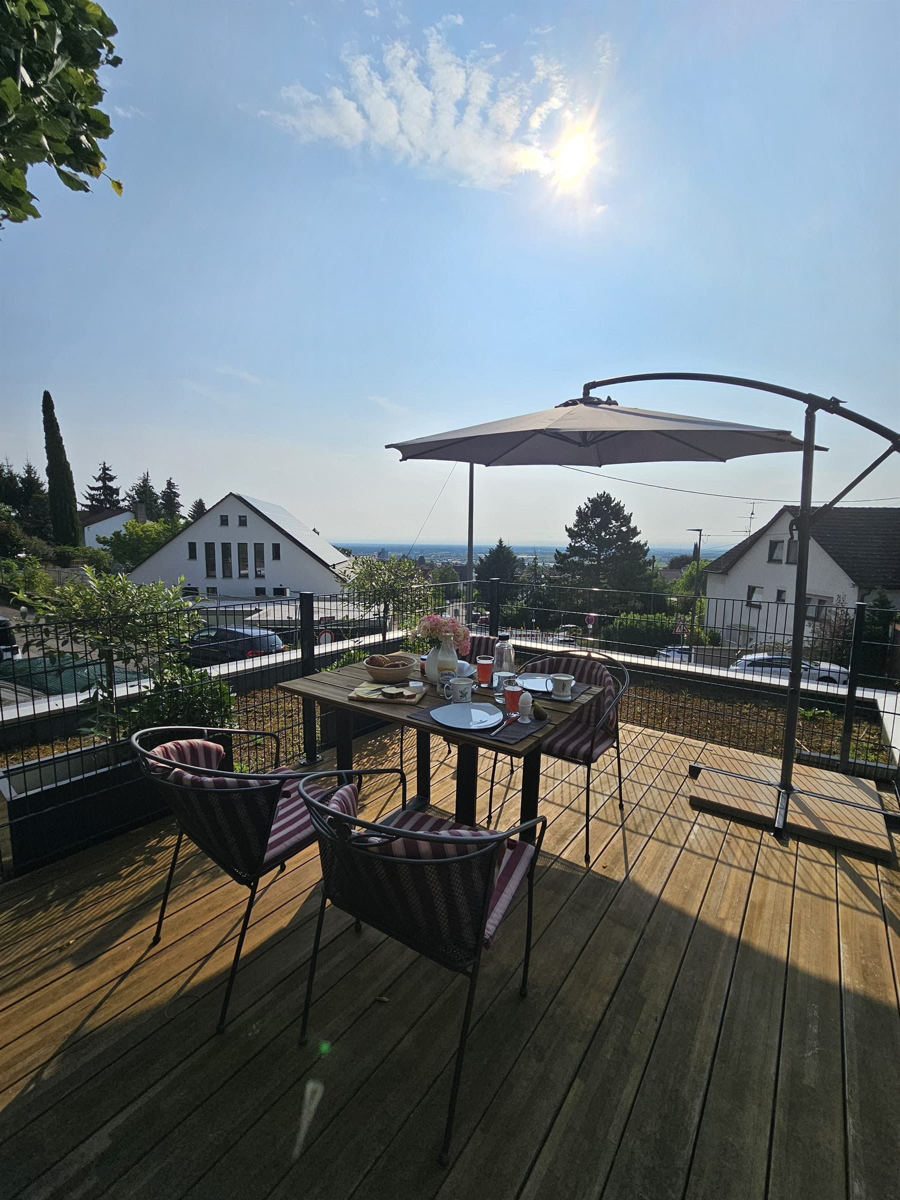 Terrasse der Ferienwohnung mit Blick über Neustadt und die Rheinebene