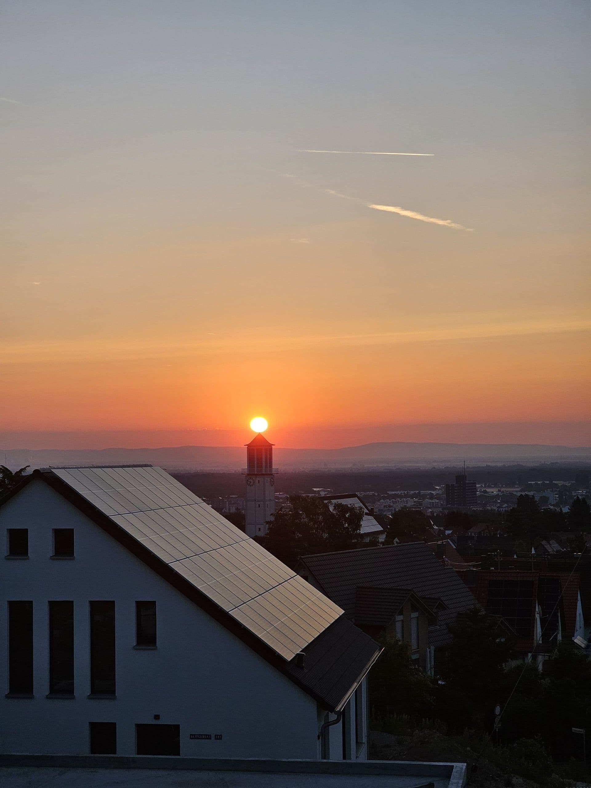 Sonnenaufgang mit Blick über Neustadt an der Weinstraße
